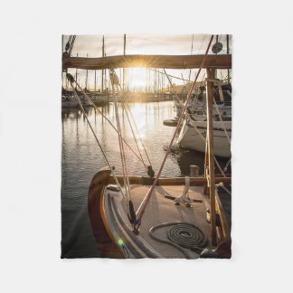Zeilboot en zonsondergang in jachthaven fleece deken