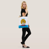 Zeilboot in de zon Witte en blauwe achtergrond Tote Bag (Op model)
