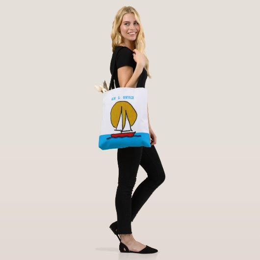 Zeilboot in de zon Witte en blauwe achtergrond Tote Bag (Op model)
