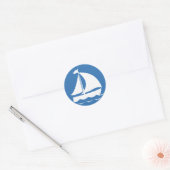 Zeilboot in een blauwe cirkel ronde sticker (Envelop)