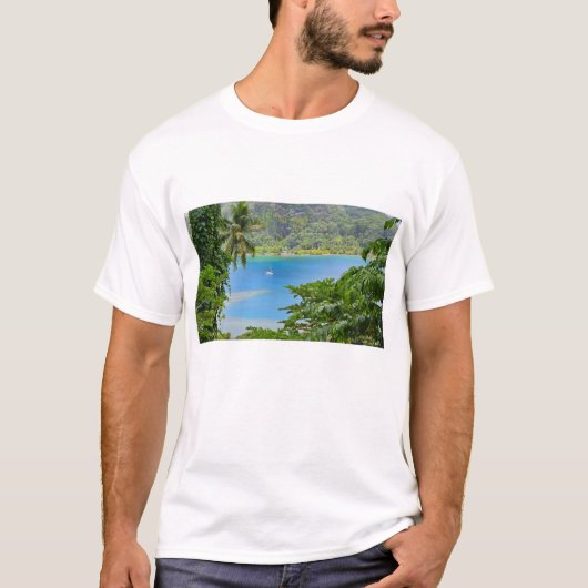 Zeilboot in het tropische paradijs Raiatea T-shirt (Voorkant)