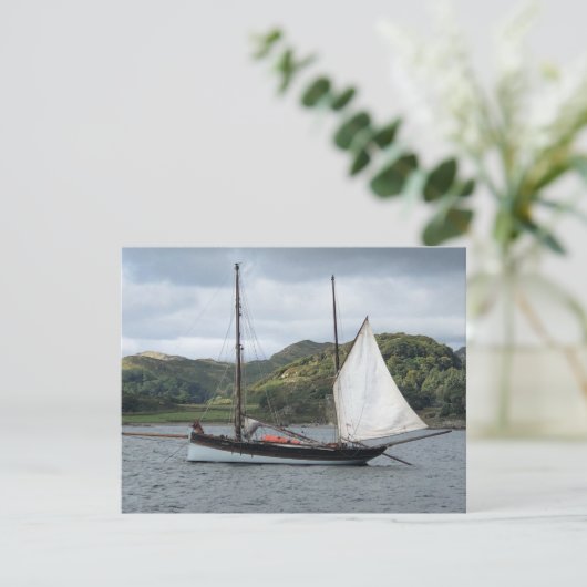 Zeilboot in Loch Crinan, Schotland Feestdagenkaart (Staand voorkant)
