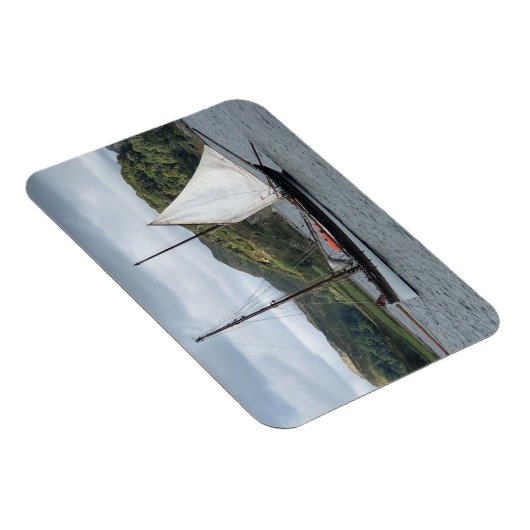 Zeilboot in Loch Crinan, Schotland Magneet (Rechterzijde)