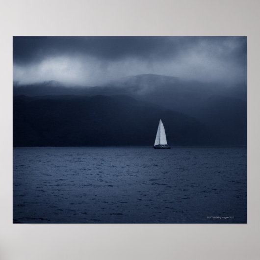 Zeilboot in stormachtig weer in Schotland Poster (Voorkant)