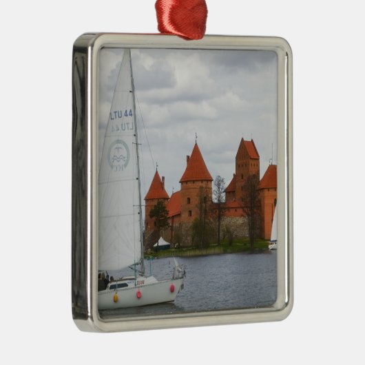 Zeilboot met Castle Island bij Lake Galve, Metalen Ornament (Rechts)