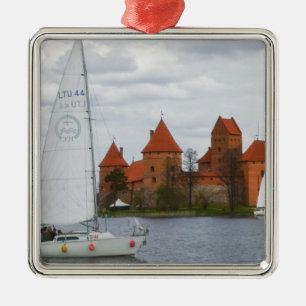 Zeilboot met Castle Island bij Lake Galve, Metalen Ornament