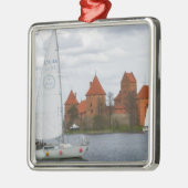 Zeilboot met Castle Island bij Lake Galve, Metalen Ornament (Links)