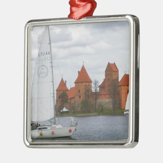 Zeilboot met Castle Island bij Lake Galve, Metalen Ornament (Links)