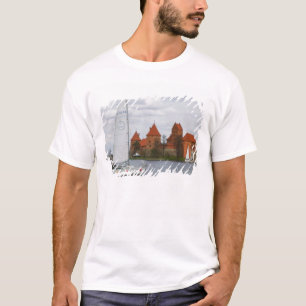 Zeilboot met eilandkasteel bij Galve-meer, T-shirt