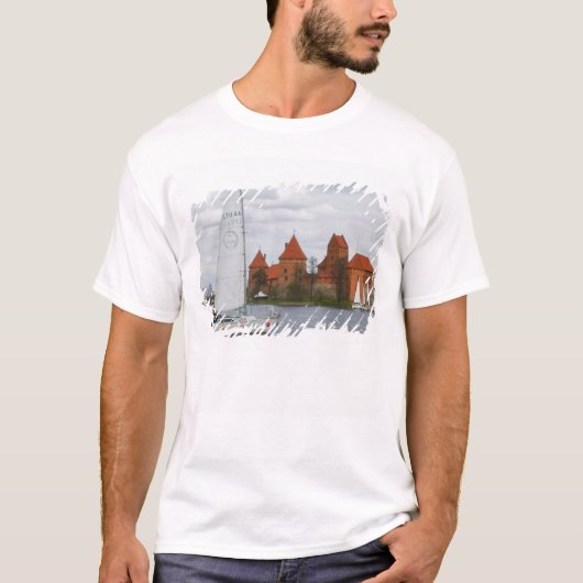 Zeilboot met eilandkasteel bij Galve-meer, T-shirt (Voorkant)