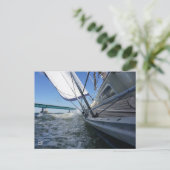 Zeilboot met koers op brug. briefkaart (Staand voorkant)