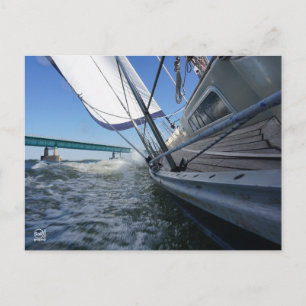 Zeilboot met koers op brug. briefkaart