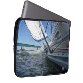 Zeilboot met koers op brug. laptop sleeve (Voorkant Rechts)