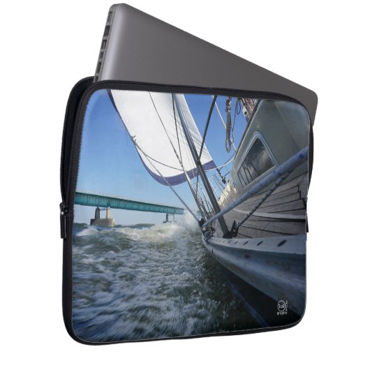 Zeilboot met koers op brug. laptop sleeve (Voorkant Rechts)