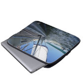 Zeilboot met koers op brug. laptop sleeve (Voorkant onderkant)