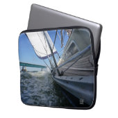 Zeilboot met koers op brug. laptop sleeve (Voorkant Links)