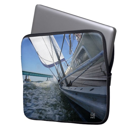 Zeilboot met koers op brug. laptop sleeve (Voorkant Links)