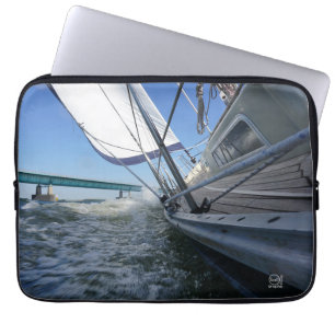 Zeilboot met koers op brug. laptop sleeve