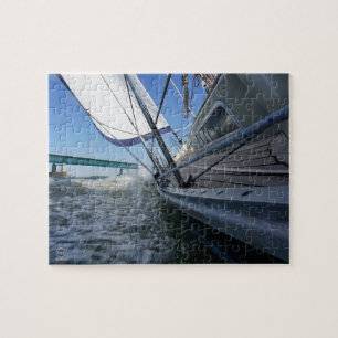 Zeilboot met koers op brug. legpuzzel