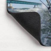 Zeilboot met koers op brug. muismat (Hoek)