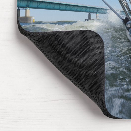 Zeilboot met koers op brug. muismat (Hoek)