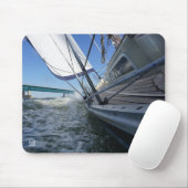 Zeilboot met koers op brug. muismat (Met muis)