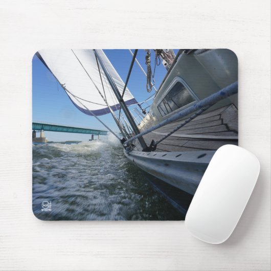Zeilboot met koers op brug. muismat (Met muis)