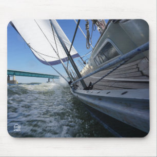 Zeilboot met koers op brug. muismat