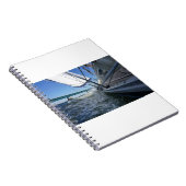 Zeilboot met koers op brug. notitieboek (Rechterzijde)