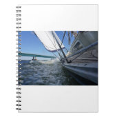 Zeilboot met koers op brug. notitieboek (Voorkant)