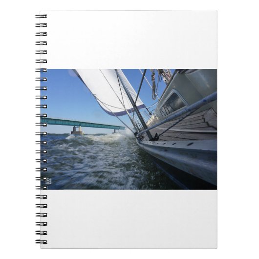 Zeilboot met koers op brug. notitieboek (Voorkant)