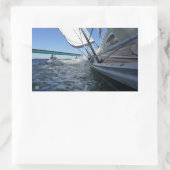 Zeilboot met koers op brug. rechthoekige sticker (Tas)