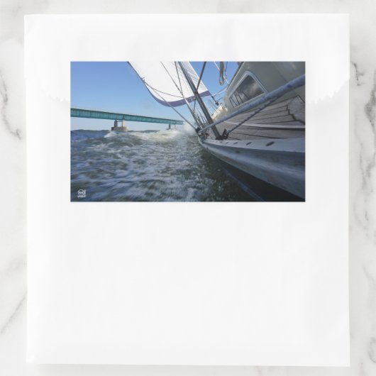 Zeilboot met koers op brug. rechthoekige sticker (Tas)