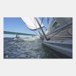 Zeilboot met koers op brug. rechthoekige sticker