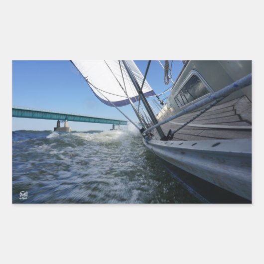 Zeilboot met koers op brug. rechthoekige sticker (Voorkant)