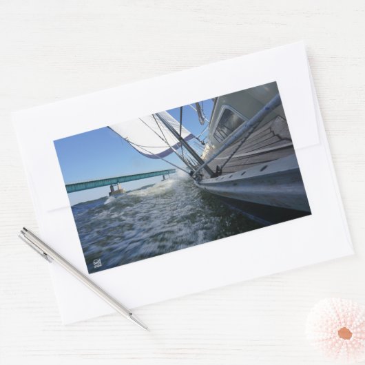 Zeilboot met koers op brug. rechthoekige sticker (Envelop)