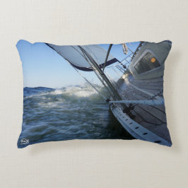 Zeilboot met lege horizon voor avontuur. accent kussen