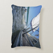 Zeilboot met lege horizon voor avontuur. accent kussen (Achterkant (Verticaal))