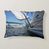 Zeilboot met lege horizon voor avontuur. accent kussen (Achterkant)