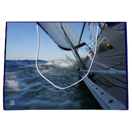 Zeilboot met lege horizon voor avontuur. groot cadeauzakje