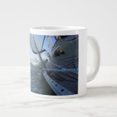 Zeilboot met lege horizon voor avontuur. grote koffiekop (Voorkant rechts)