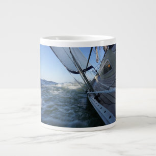 Zeilboot met lege horizon voor avontuur. grote koffiekop