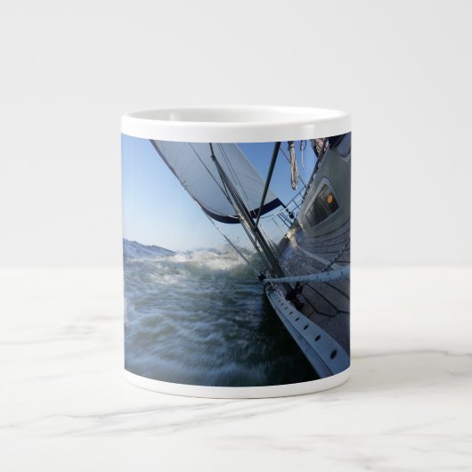 Zeilboot met lege horizon voor avontuur. grote koffiekop (Voorkant)