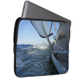 Zeilboot met lege horizon voor avontuur. laptop sleeve (Voorkant Rechts)
