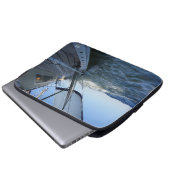 Zeilboot met lege horizon voor avontuur. laptop sleeve (Voorkant onderkant)