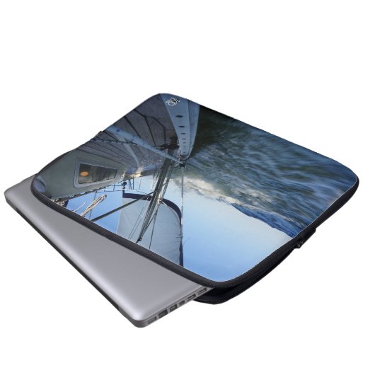 Zeilboot met lege horizon voor avontuur. laptop sleeve (Voorkant onderkant)