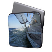 Zeilboot met lege horizon voor avontuur. laptop sleeve (Voorkant Links)