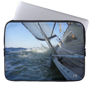 Zeilboot met lege horizon voor avontuur. laptop sleeve