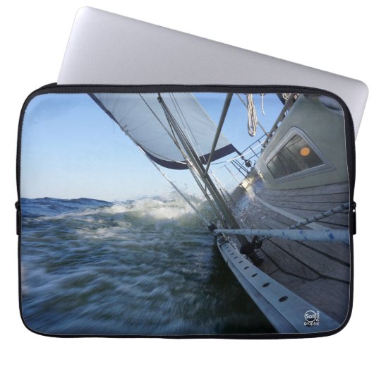 Zeilboot met lege horizon voor avontuur. laptop sleeve (Voorkant)