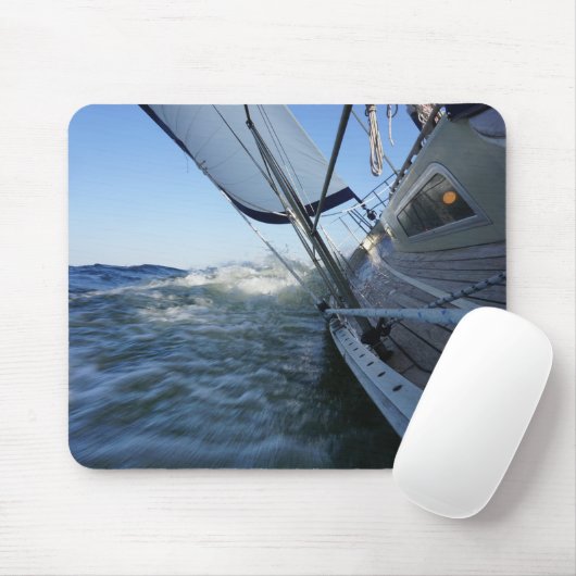 Zeilboot met lege horizon voor avontuur. muismat (Met muis)